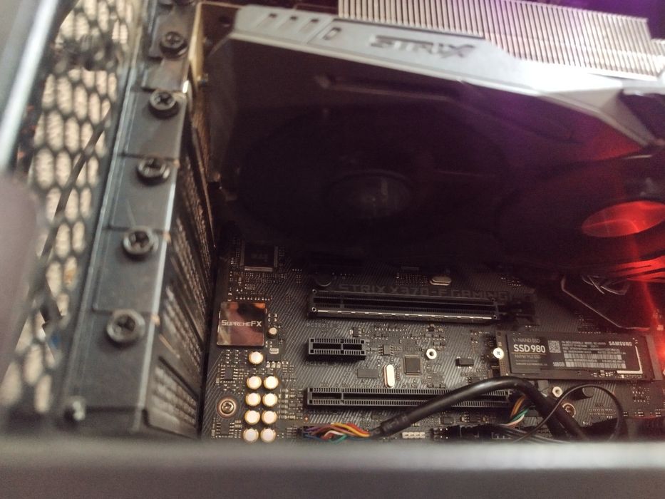 Asus Rog Strix GTX 1070TI 8G e fonte alimentação 450W