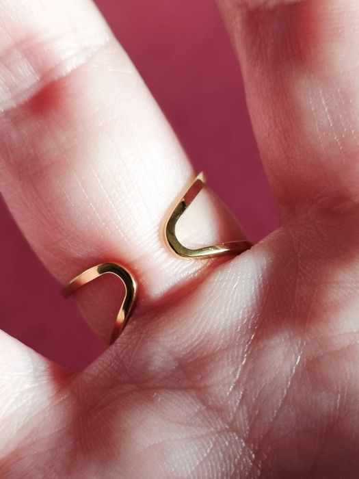 Anel dourado, em aço, com madrepérola redonda. Ajustável