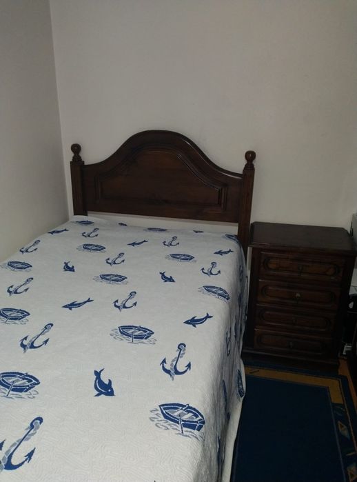 Cama solteiro com colchão e mesa de cabeceira
