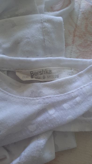 T-shirt branca com costas abertas