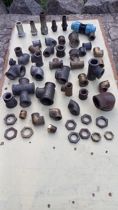 Смеситель умывальника,патрубки-штуцера, муфты,краны и шланги воды