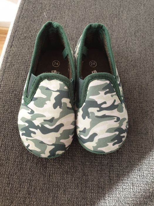 Kapcie chłopięce wsuwane rozmiar 24