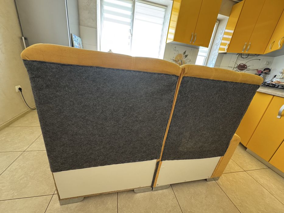 Кутовий диванчик на кухню