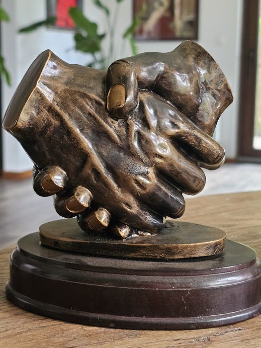 Rzeźba ùściśniete dłonie.