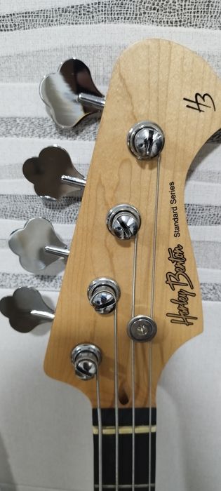 Baixo e amplificador Harley Benton