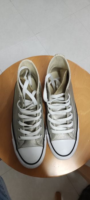 Converse bota dourado.
