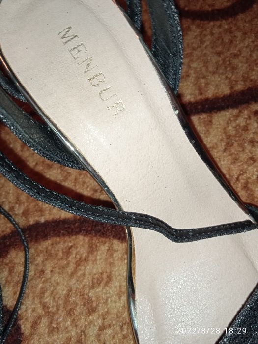 Босоножки на каблуку