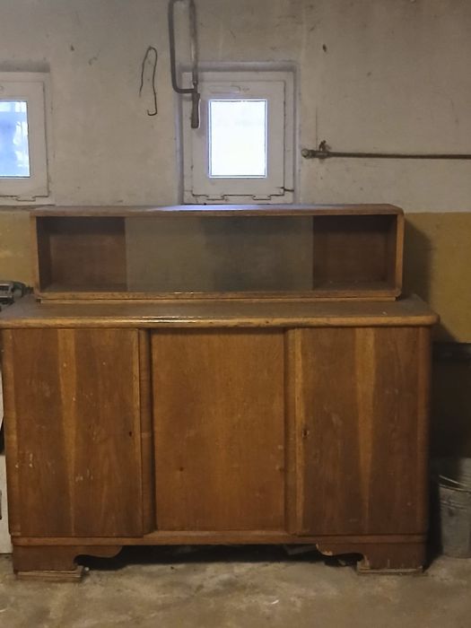Kredens dębowy orginalny z PRL-u z przeszkloną nadstawką.