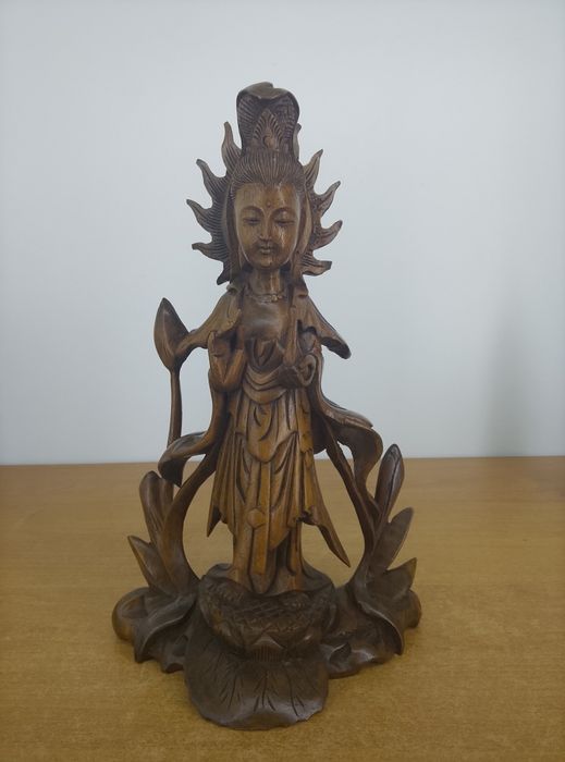 Drewniana rzeźba orientalna – bogini Guanyin na lotosie 32 cm
