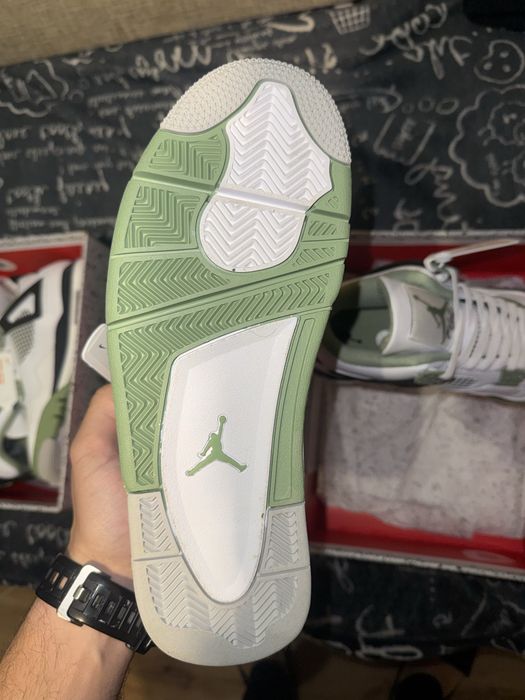 Jordan retro 4 White/Olive Green- Dark Ash
