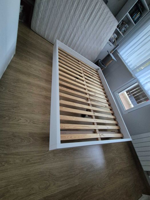 łóżko z płyty meblowej z drewnianym stelażem