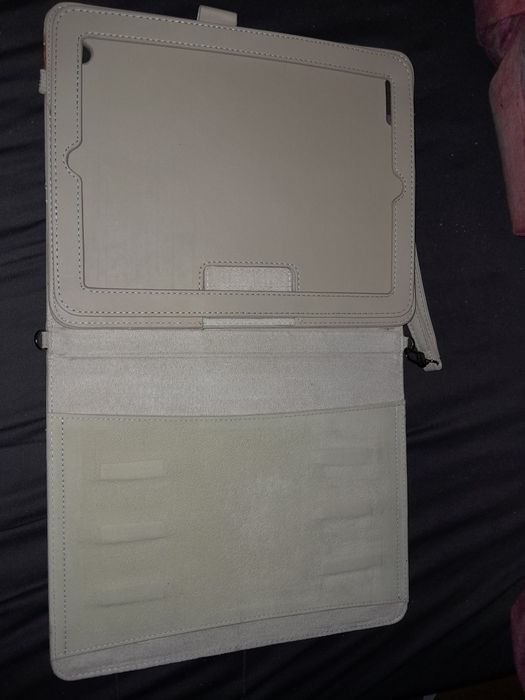 Etui na tablet beżowe