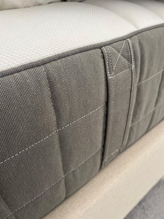 Cama individual com cabeceira estofada + Secretária branca – Quarto de criança
