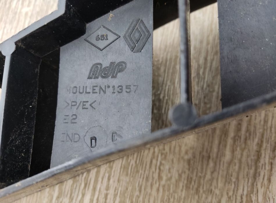 Підсилювач переднього бампера Renault Twingo 2