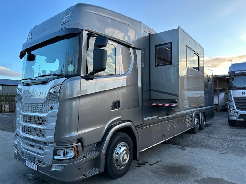 Scania S500 Koniowóz STX, 8-miejsc, 2x pop-out + pop-up.