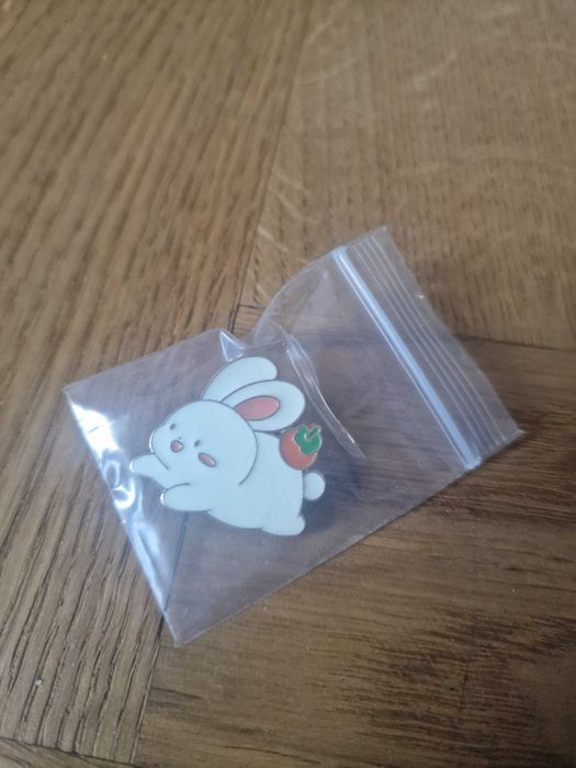 NOWY! Pin przypinka broszka metalowa Królik Króliczek piękna OKAZJA!