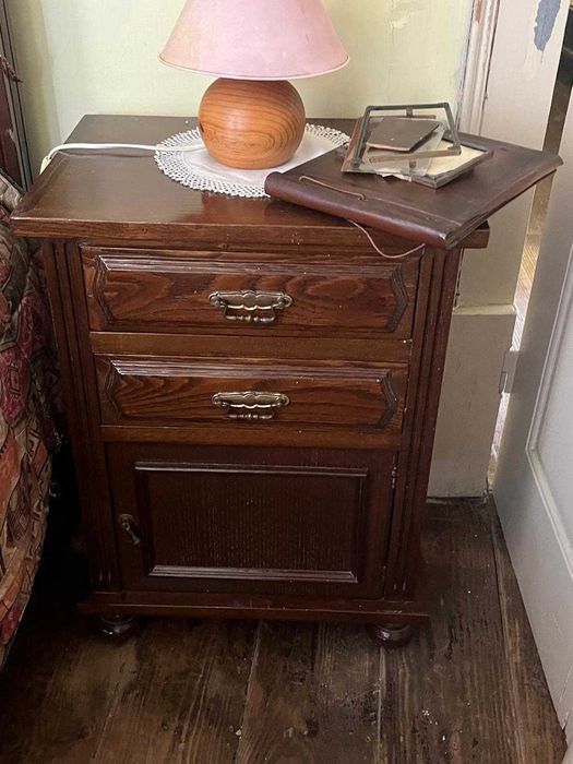 Conjunto móveis centenários em madeira maciça e de grande qualidade