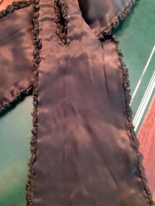 Gola em pele de Astrakan genuína forrada a seda.