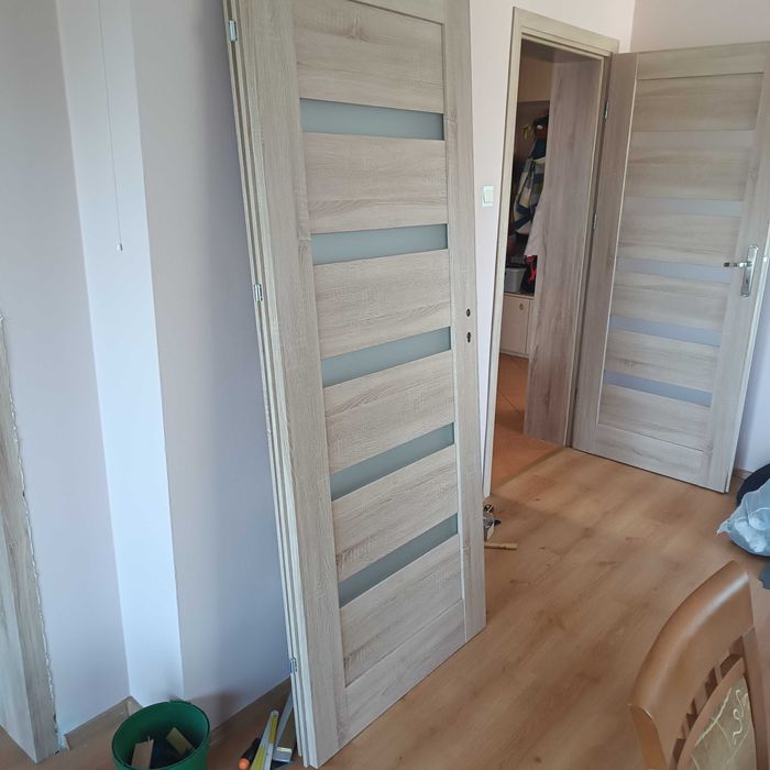 Sprzedam drzwi wewnętrzne "80"  dąb sonoma prawe i lewe