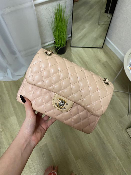 Сумка ніжно рожевого кольору. Потребує ремонту ремінця.