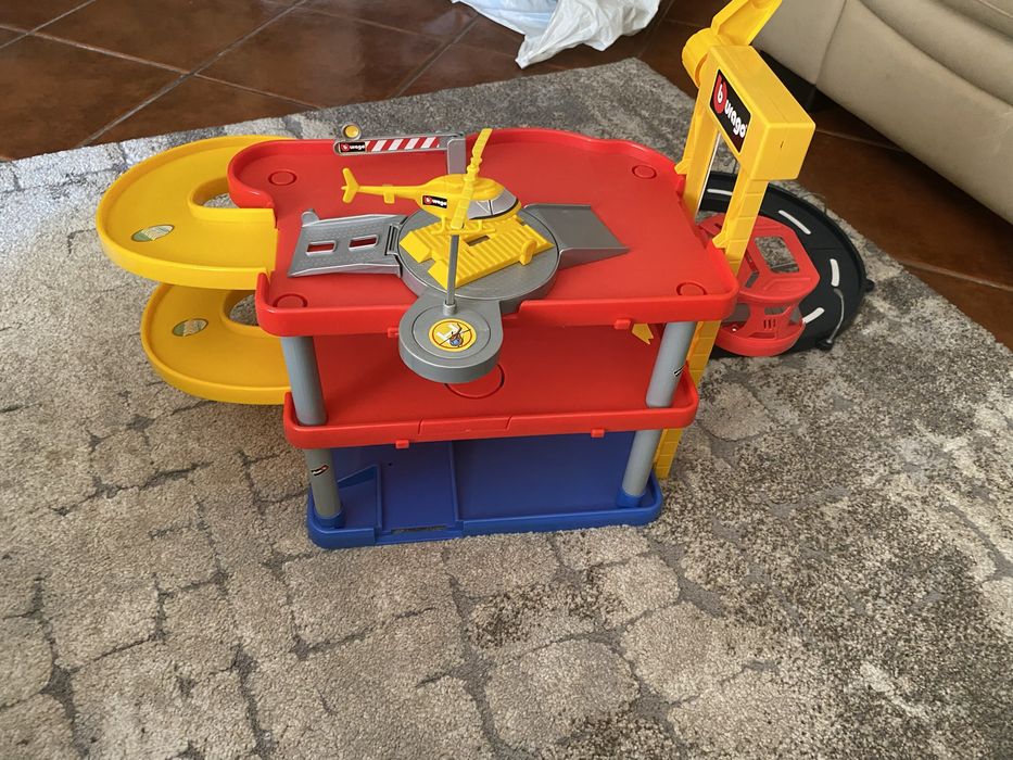 Parque de estacionamento (carros de brinquedo)