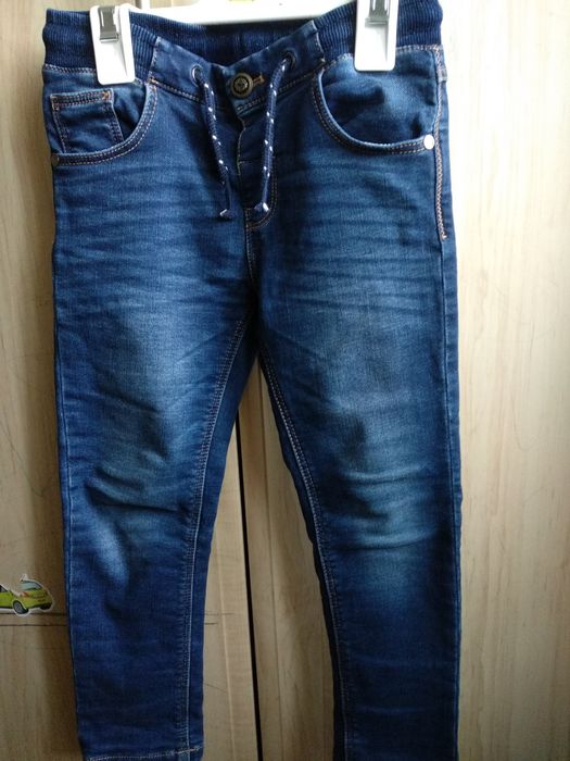 Джинси на резинці, регулюються шнурком