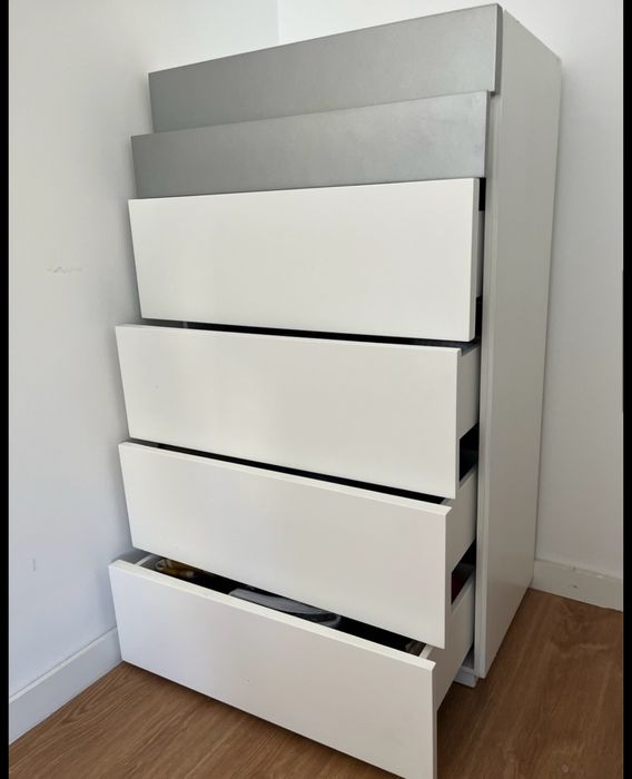 Quarto completo moveis de madeira, branco e cimza