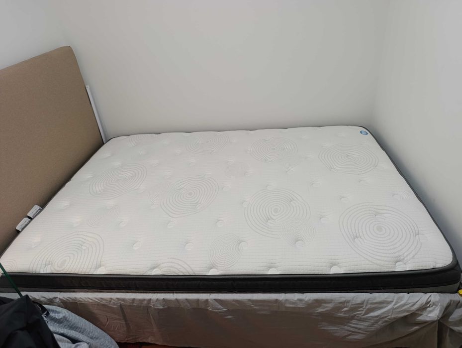Quarto cama colchão e cabeceira