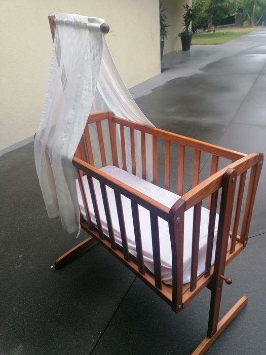 Berço de recém nascido com baloiço