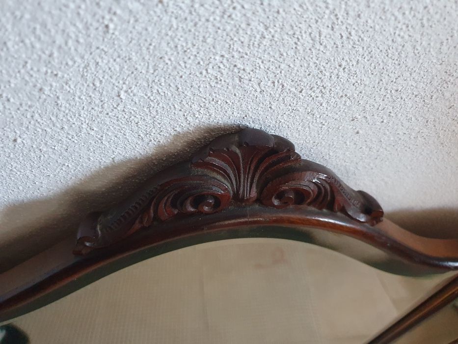 Espelho grande dividido em 3 partes