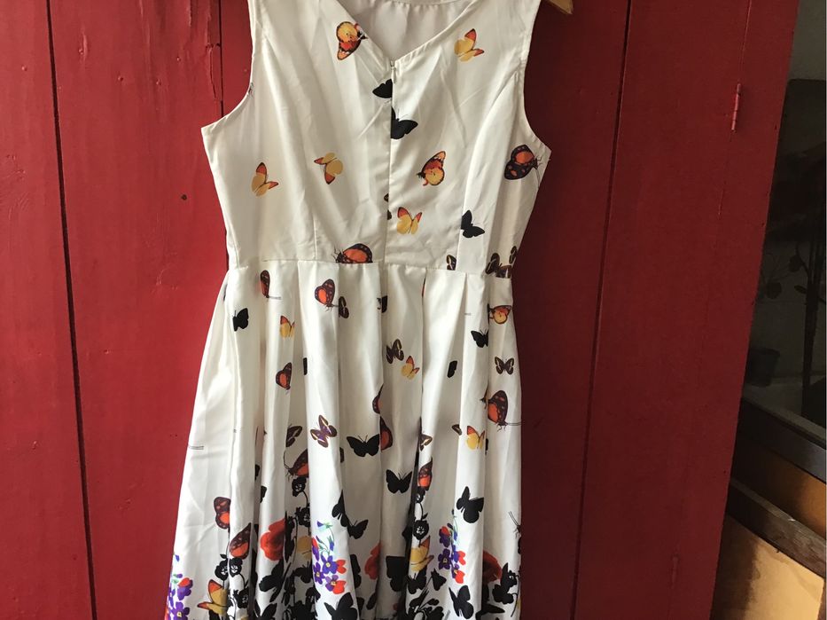 Vestido motivos floral  com borboletas. T M . Novo. Inspiração anos 50?