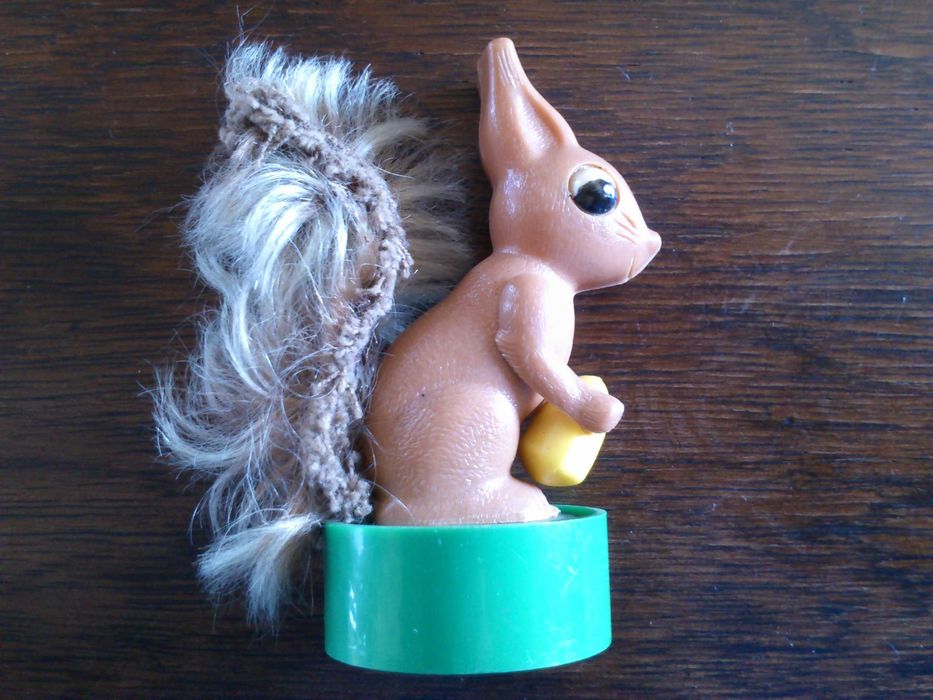 Afia lápis de coleção anos 70, esquilo come avelã quando se puxa  rabo