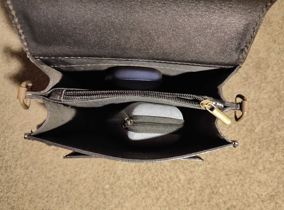 Bolsa em Pele Genuína –  22 x 18 x 8 cm(ou troco)