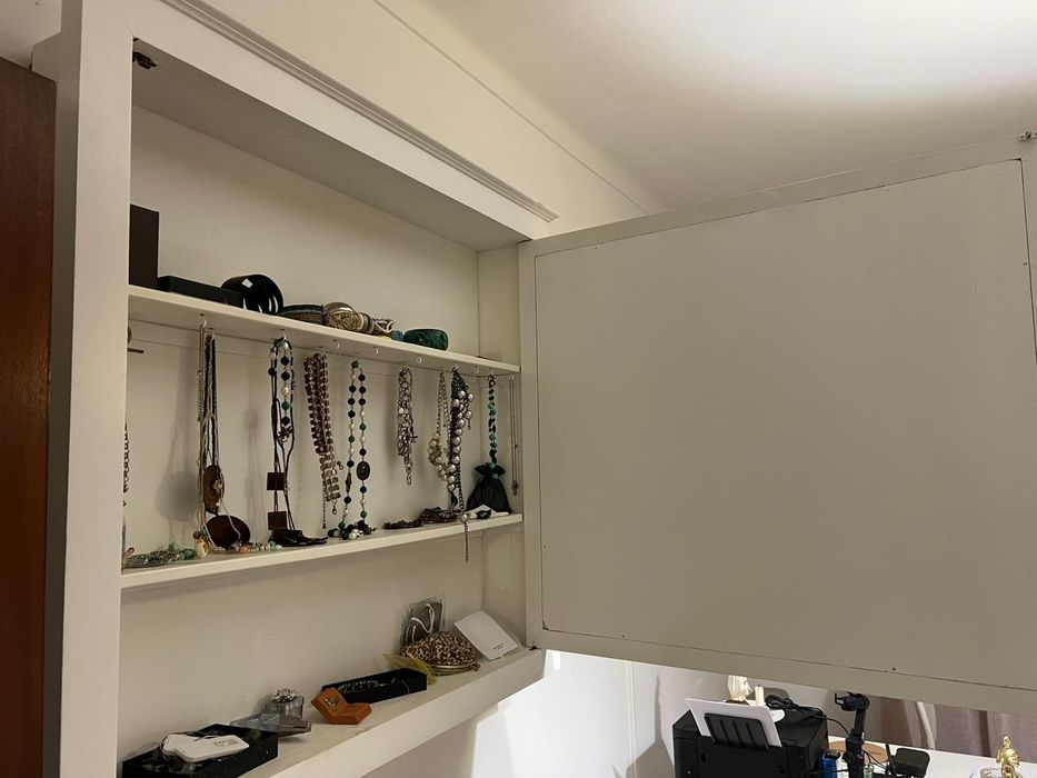 Espelho com armário para bijuterias