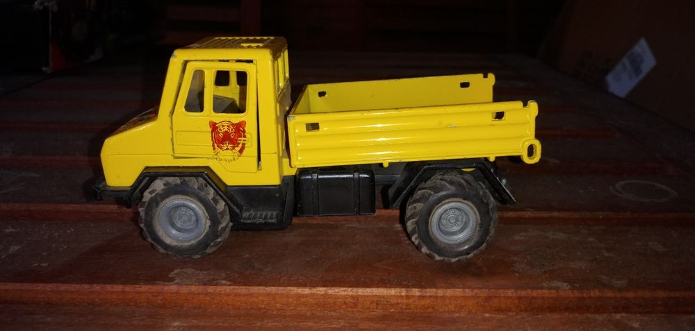 Duży model Mercedes Unimog Welly