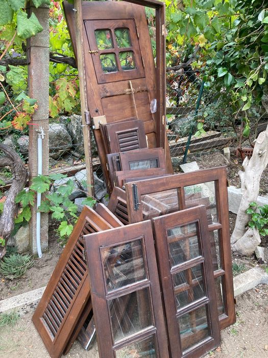 Janelas com Portadas + Porta em Madeira (Casa Rústica)