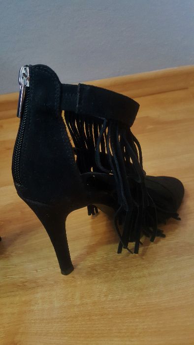 sandałki na szpilce z frędzlami