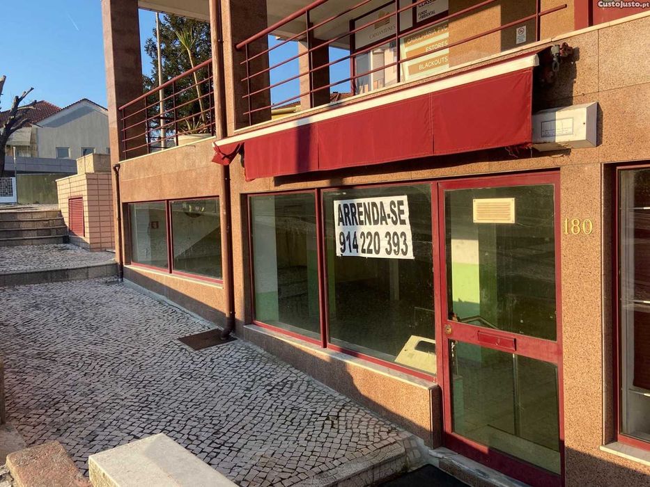 Loja com 184,5m2 próxima campo de futebol da Sanjoanense