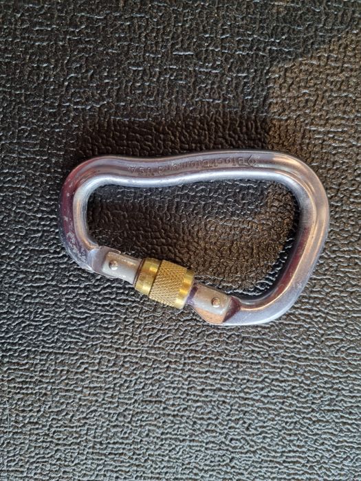 Mosquetão sem trava de segurança