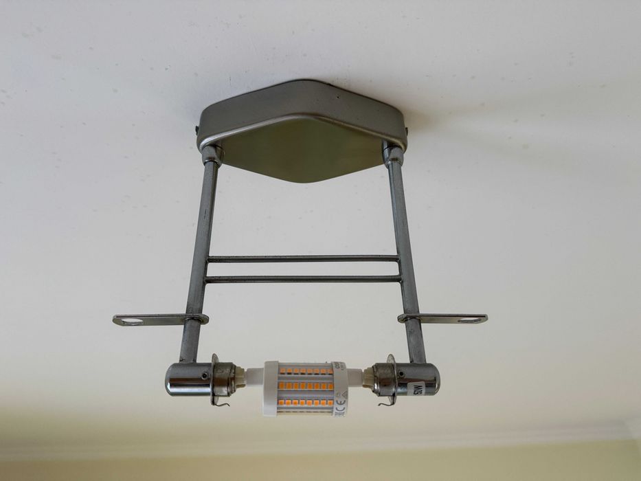 Candeeiro de teto em vidro e aço (Lâmpada LED incluída).