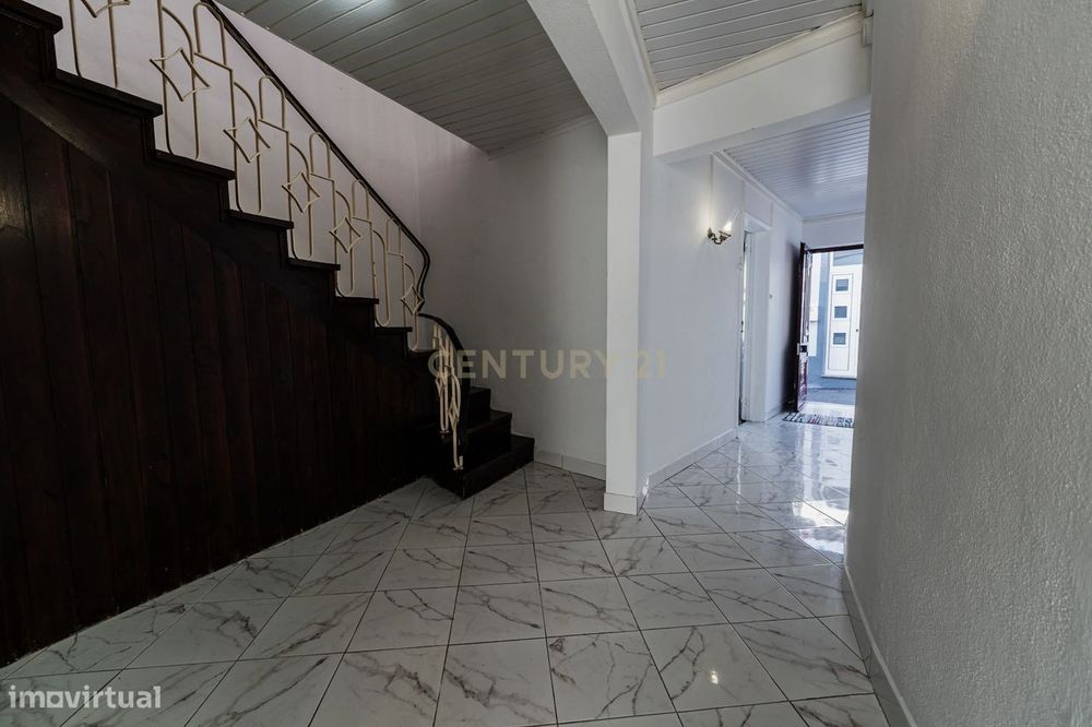 Moradia T3 com Terraço e Vista Mar em Santa Cruz, Lagoa