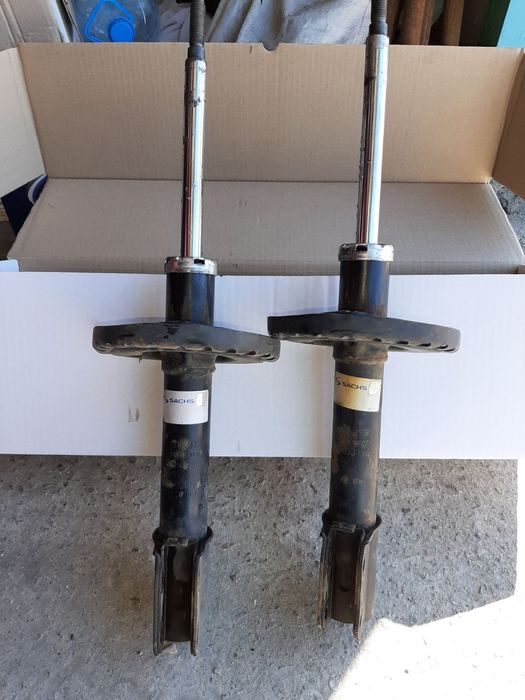 Стойки передние  рено сандеро 2015 год