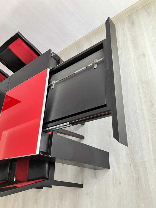 Mesa de Jantar com 4 cadeiras e 1 Móvel de apoio