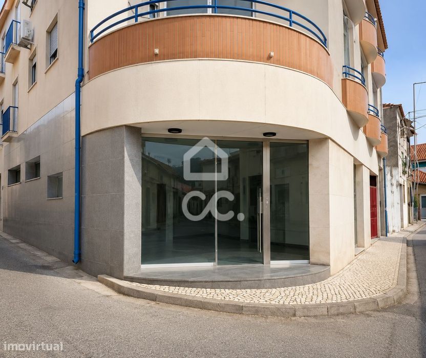 Loja de 2 Pisos com 242 m² em Amiais de Baixo – Santarém