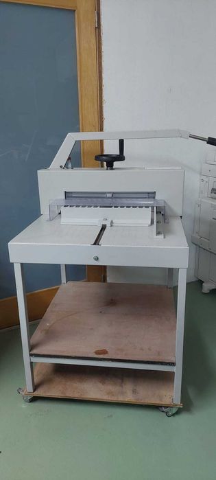 Guilhotina manual Ideal 4705 com mesa