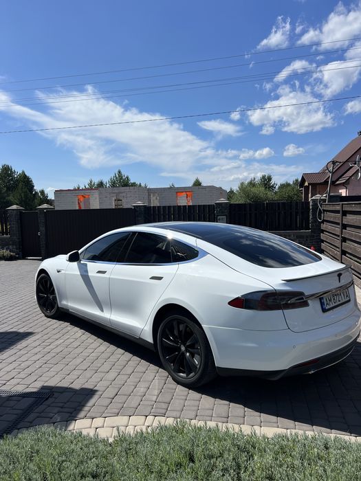 Tesla model s p 85