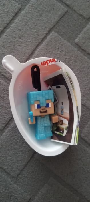 Figurka Steve in diamond armour papier clip Minecraft Kinder joy