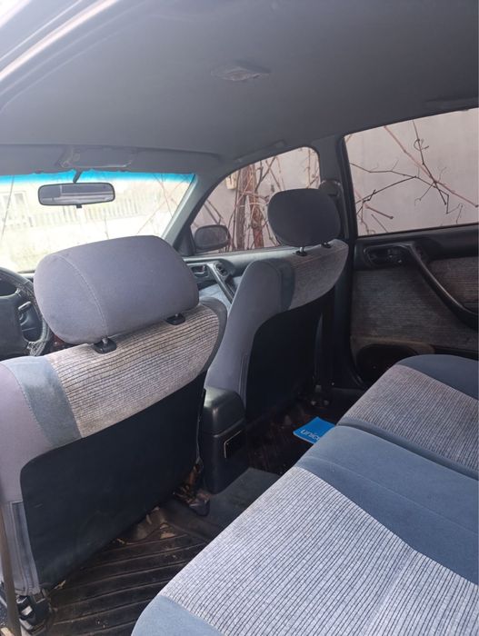 Легкове авто Тайота  Каріна