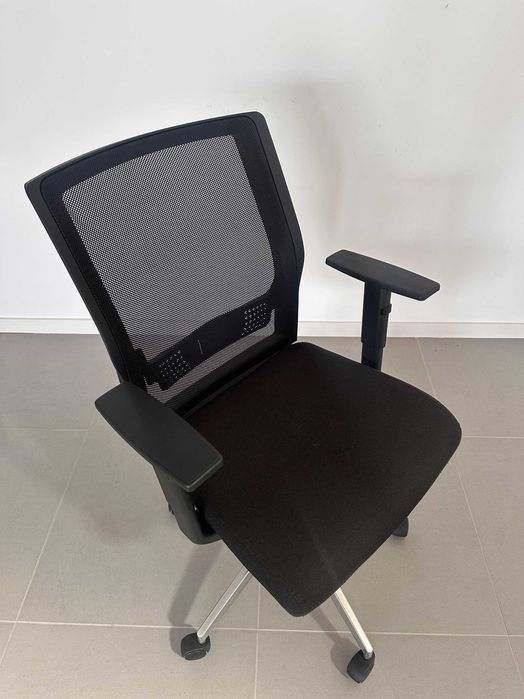 Lote de 22 Cadeiras de Escritório Ergonómicas (Malha Respirável e Base em Alumínio)
