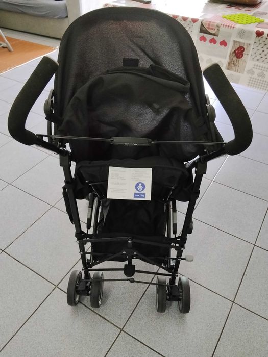 Carrinho de bebê para passeio .  Acompanha capa de chuva